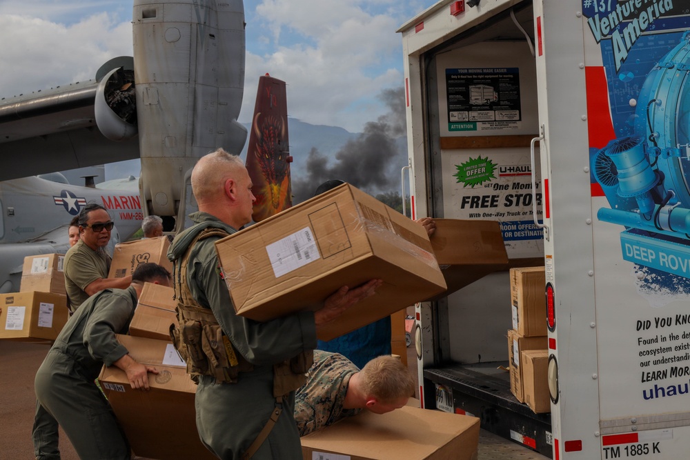 1st MAW Commanding General and VMM-268 support Toys for Tots in Maui