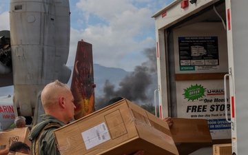 1st MAW Commanding General and VMM-268 support Toys for Tots in Maui