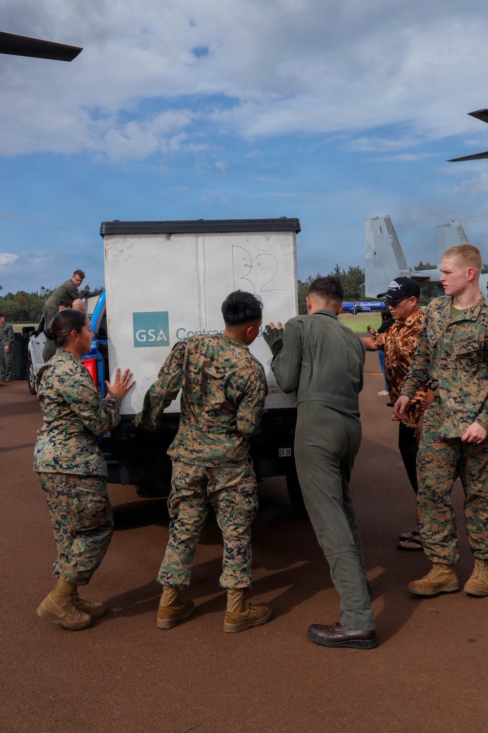 1st MAW Commanding General and VMM-268 support Toys for Tots in Maui