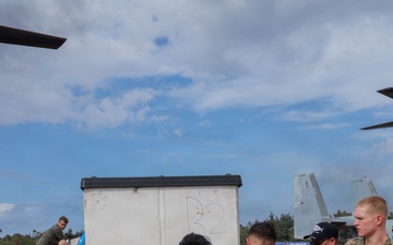 1st MAW Commanding General and VMM-268 support Toys for Tots in Maui