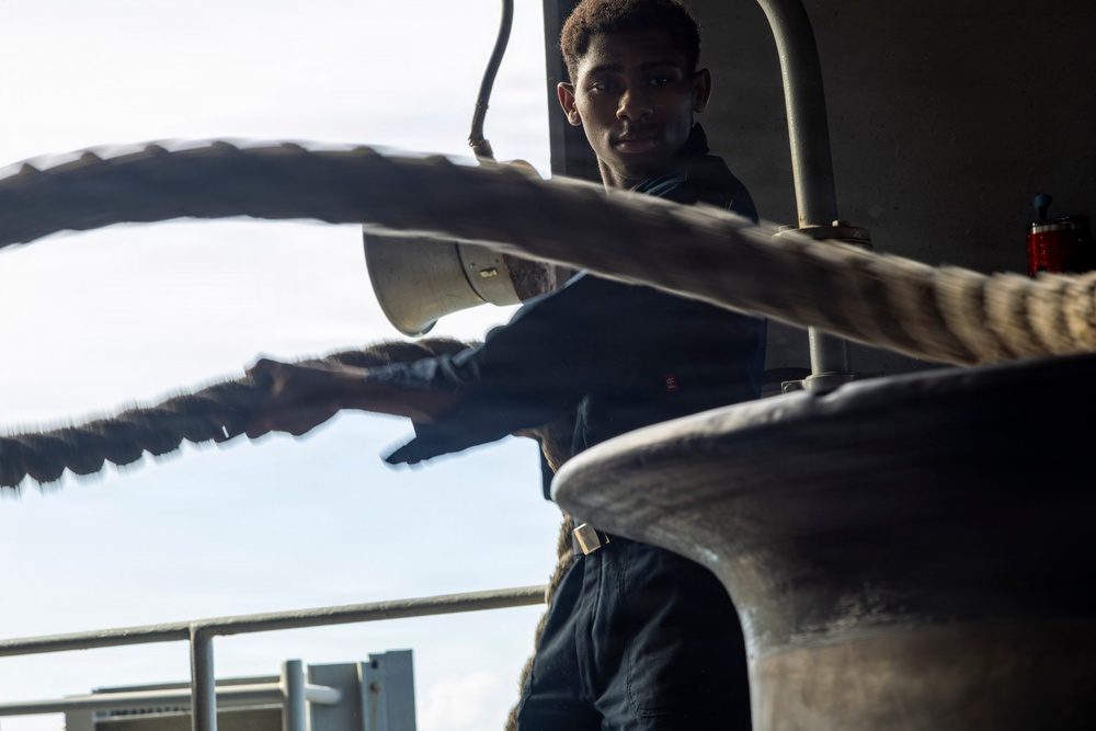 Abraham Lincoln pulls into Guam