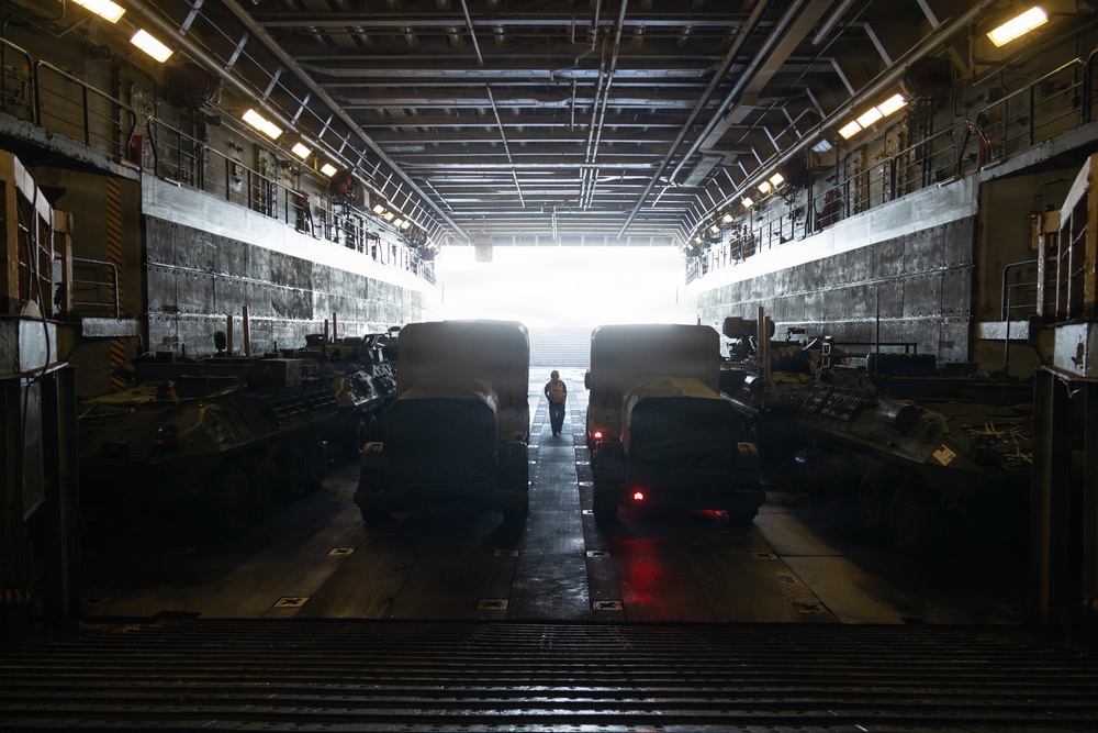22nd MEU(SOC) | LCAC Operations Aboard USS San Antonio