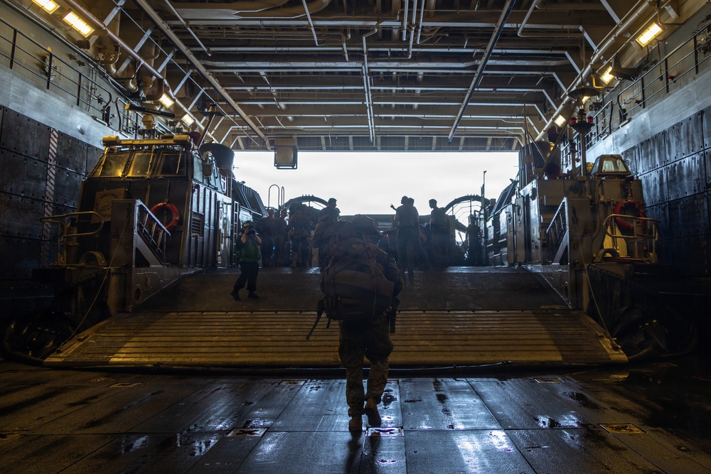 22nd MEU(SOC) | LCAC Operations Aboard USS San Antonio
