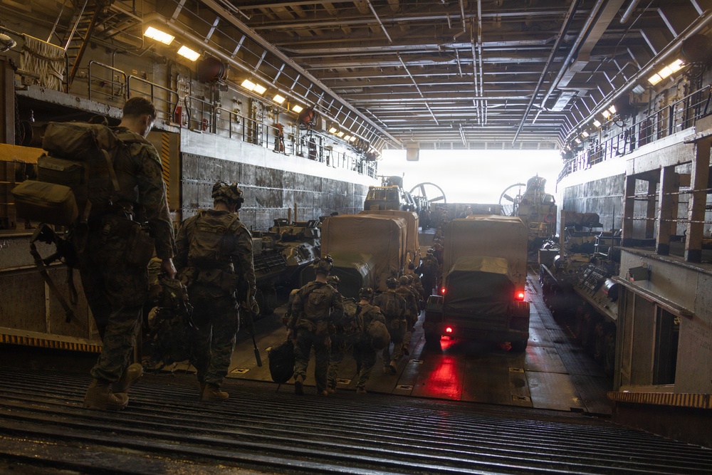 22nd MEU(SOC) | LCAC Operations Aboard USS San Antonio
