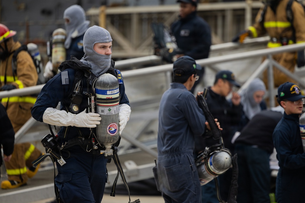 USS Gunston Hall (LSD 44) Conducts 8010 drill