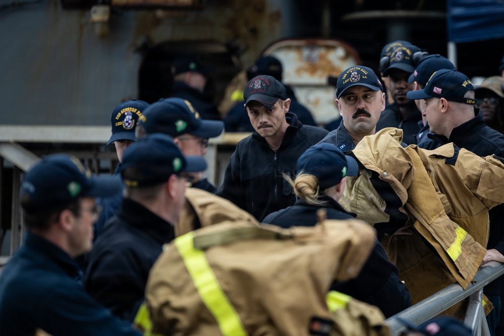 USS Gunston Hall (LSD 44) Conducts an 8010 drill