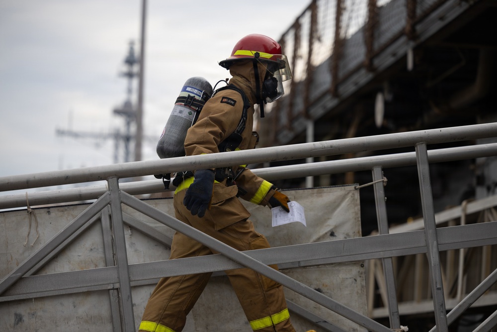 USS Gunston Hall (LSD 44) Conducts an 8010 drill