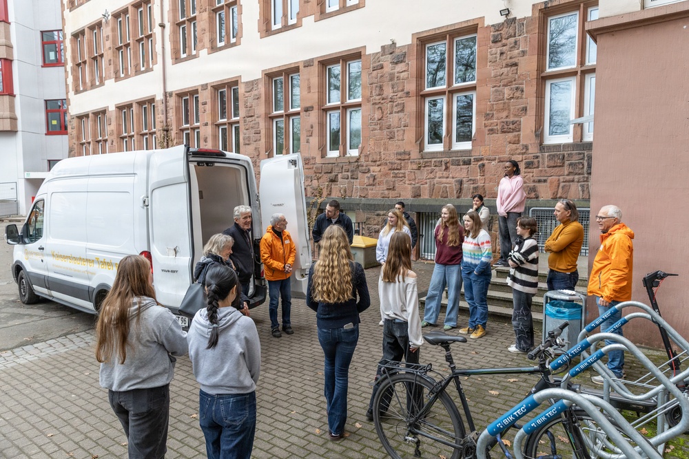 Rheinland-Pfalz Sergeant Morales Club, BurgGymnasium Partner to Support Local Food Bank