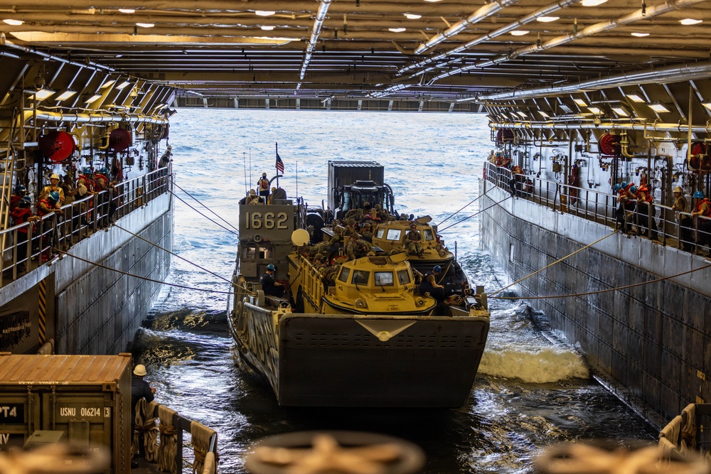22nd MEU(SOC) | LCU and Flight Operations Aboard the USS Fort Lauderdale