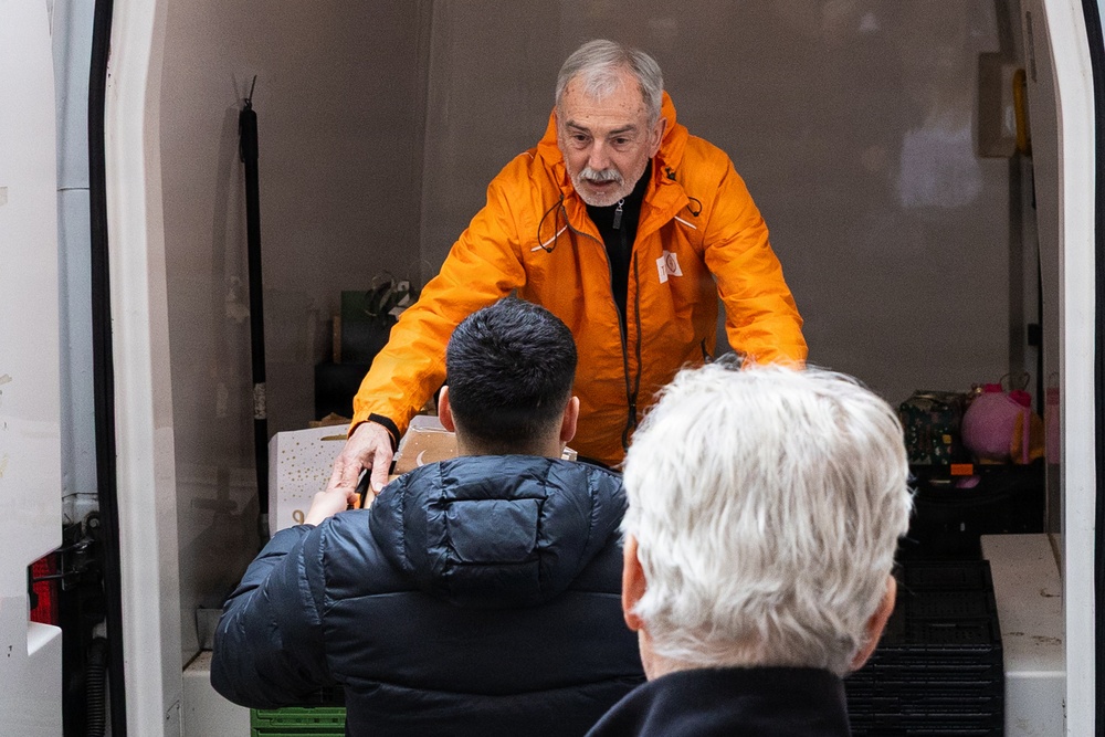 Rheinland-Pfalz Sergeant Morales Club, BurgGymnasium Partner to Support Local Food Bank