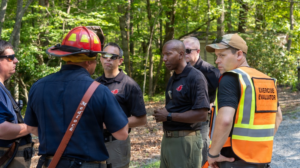 4th WMD-CST members talks with fire services