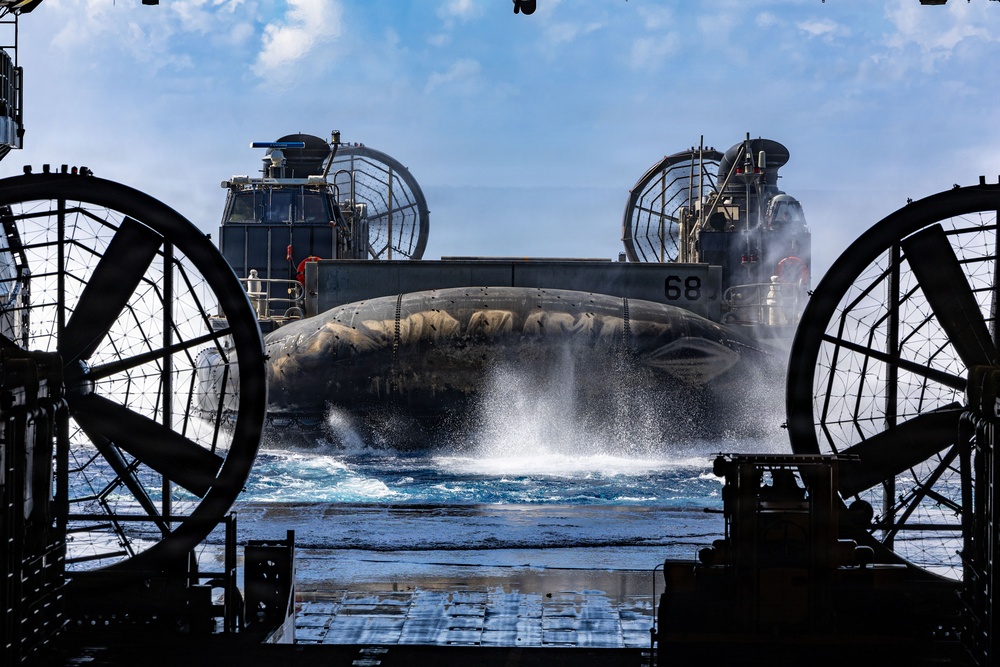 USS Iwo Jima Conducts LCAC Operations