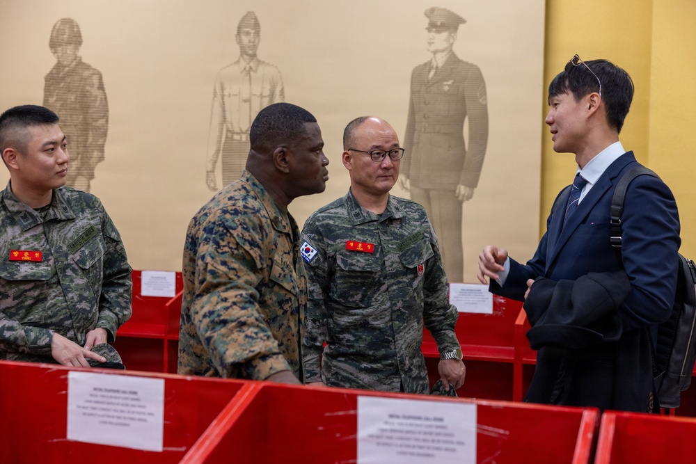 The Republic of Korea Sergeant Major of the Marine Corps visits MCRD San Diego
