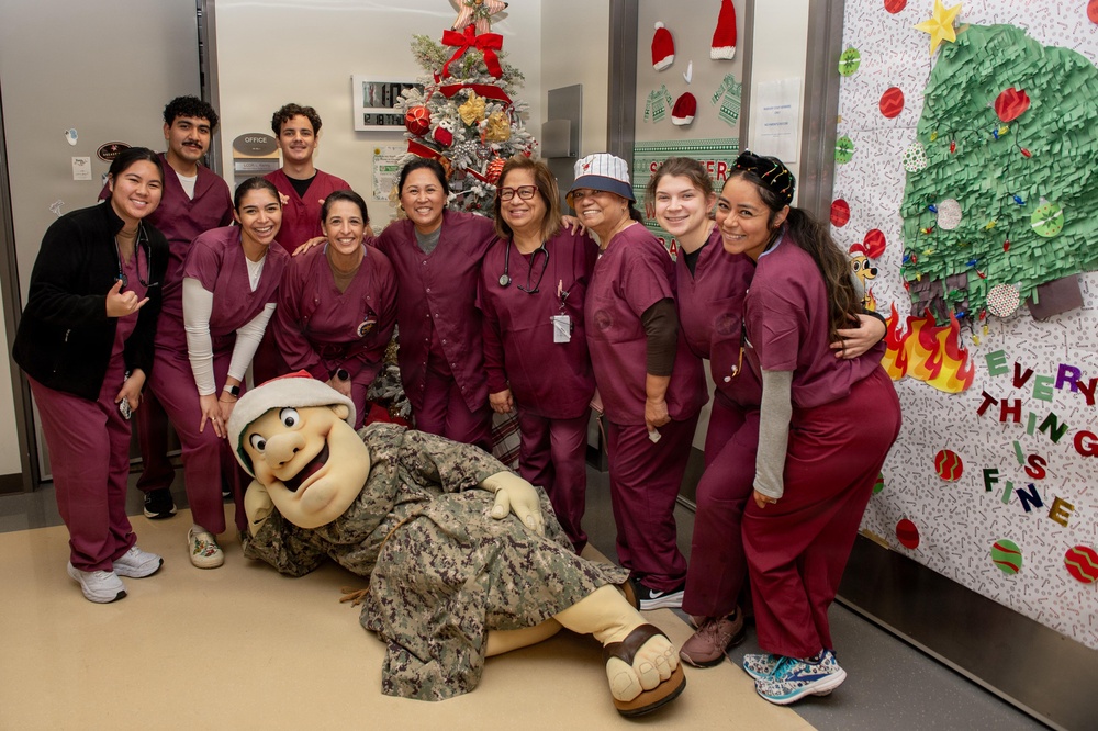 San Diego Padres visit NMCSD for the holidays