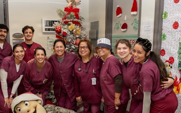 San Diego Padres visit NMCSD for the holidays