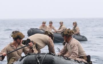 Boxer, 11th MEU conduct CRRC operations