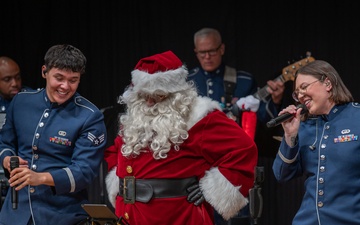 PACAF Band spreads holiday cheer through music