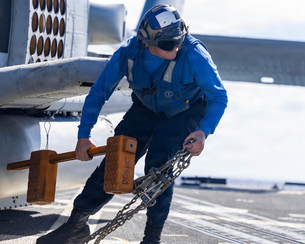 USS Rafael Peralta (DDG 115) Flight Ops