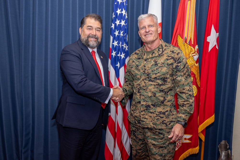 Director of NCIS visits III MEF Commanding General