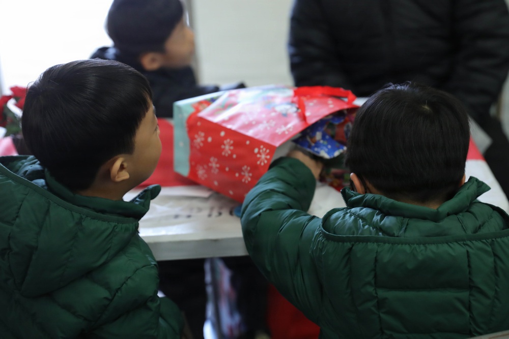 2d Infantry Division Headquarters &amp; Headquarters Battalion Holiday Angel Tree Spiritual Readiness Engagement