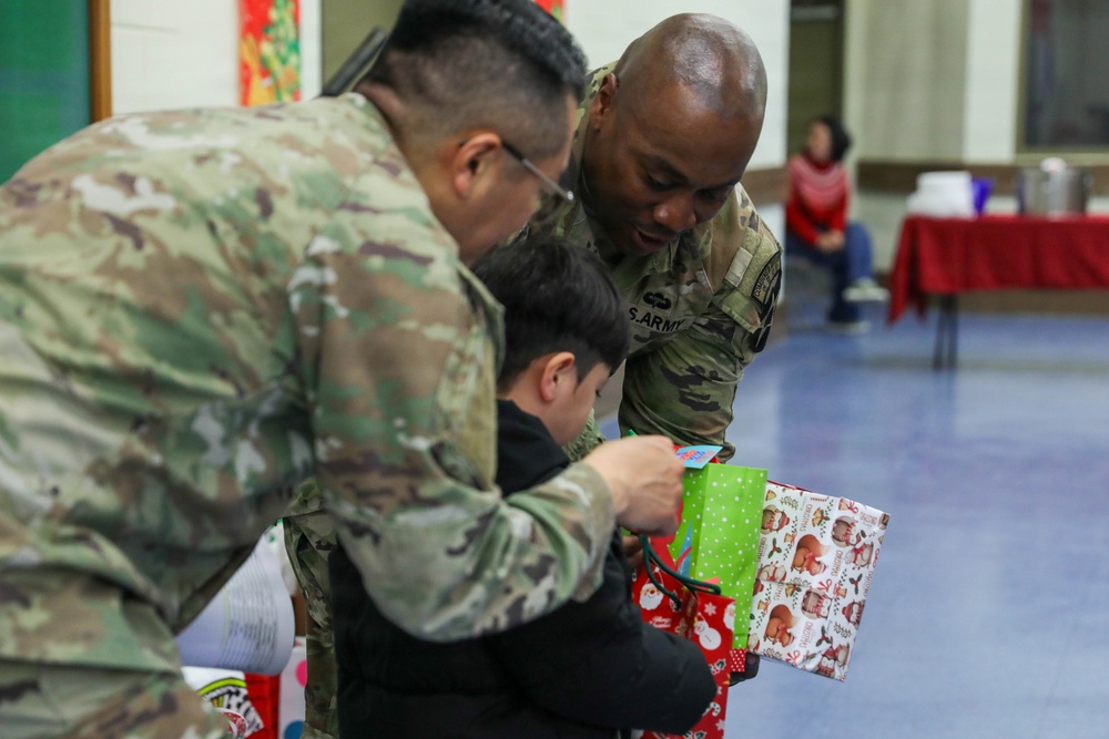 2d Infantry Division Headquarters &amp; Headquarters Battalion Holiday Angel Tree Spiritual Readiness Engagement