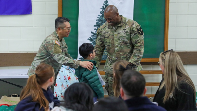 2d Infantry Division Headquarters &amp; Headquarters Battalion Holiday Angel Tree Spiritual Readiness Engagement