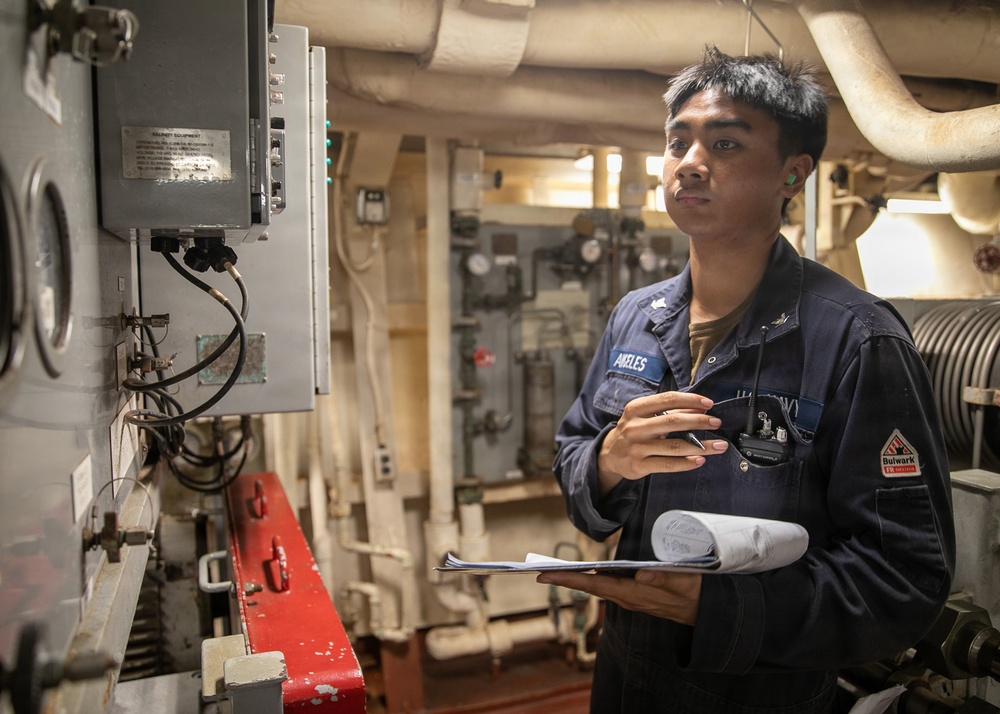 USS Mitscher (DDG 57) Sailor logs readings in engine room