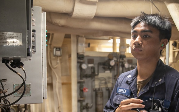 USS Mitscher (DDG 57) Sailor logs readings in engine room