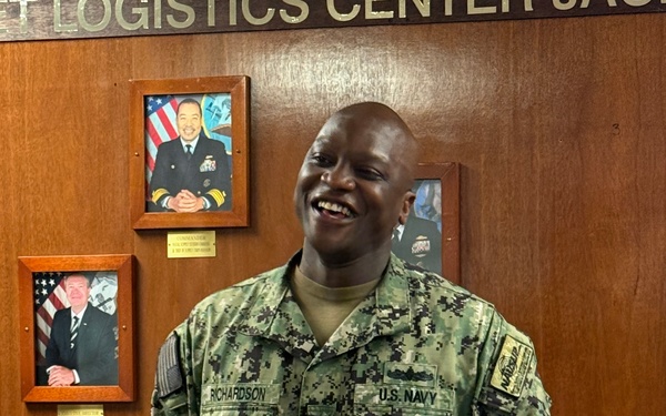 RSC Richardson receives EOT award at NAVSUP FLC Jacksonville