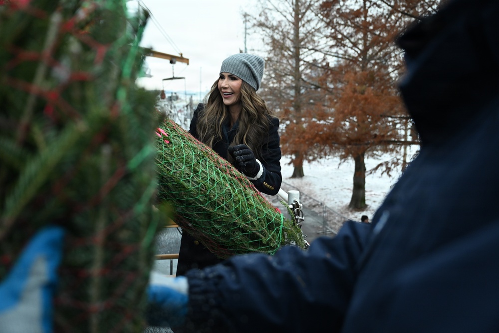 U.S. Coast Guard Cutter Mackinaw (WLBB 30) serves as Chicago's Christmas Tree Ship