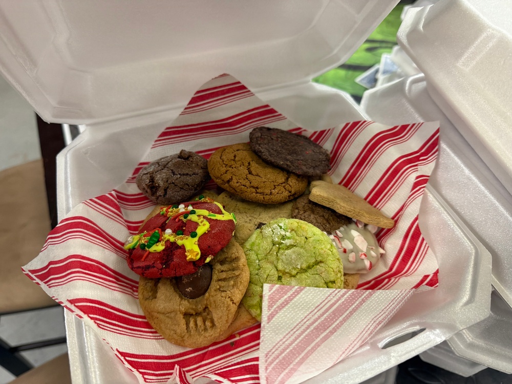 Fort Lee Spouses’ Club delivers 170 dozen cookies to frontline workers and community