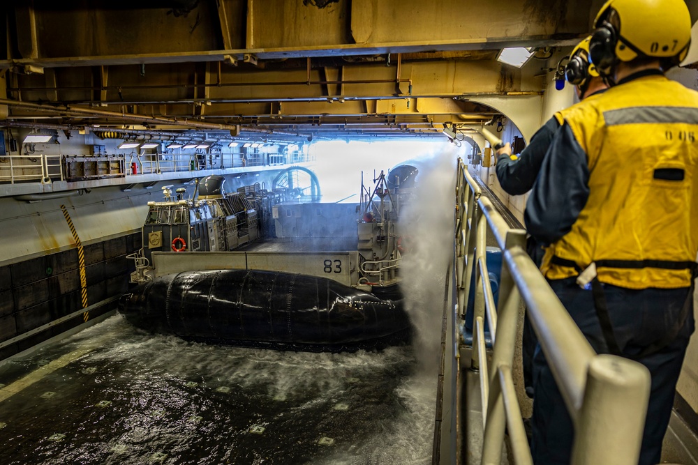 USS Iwo Jima Conducts Amphibious Assault Exercise