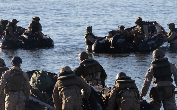 1st Bn., 1st Marines participate in night boat raid