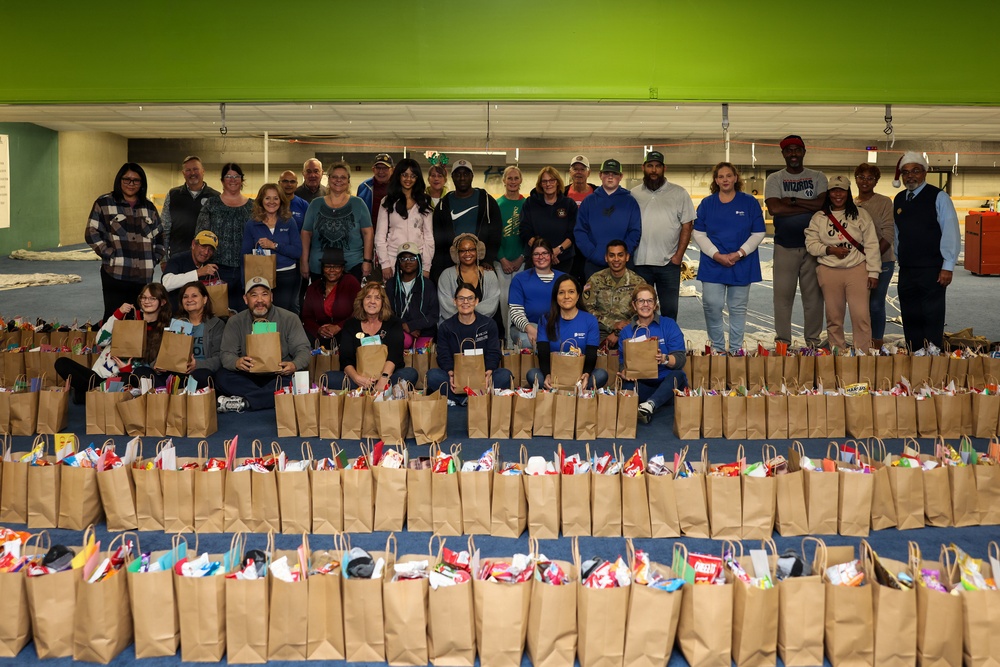 Volunteers spread holiday cheer to Fort Lee AIT Soldiers with 400 gift bags