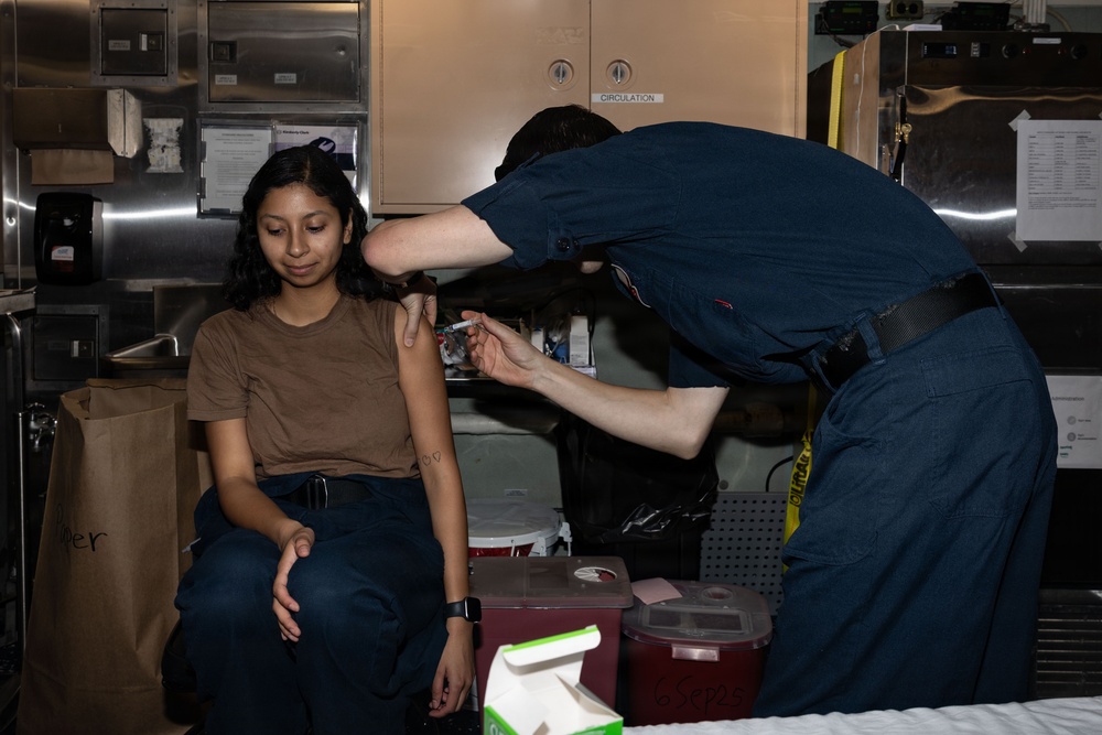 USS San Antonio (LPD 17) administer vaccines