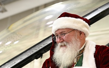 Santa visits the 148th Fighter Wing
