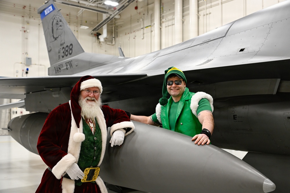 Santa visits the 148th Fighter Wing