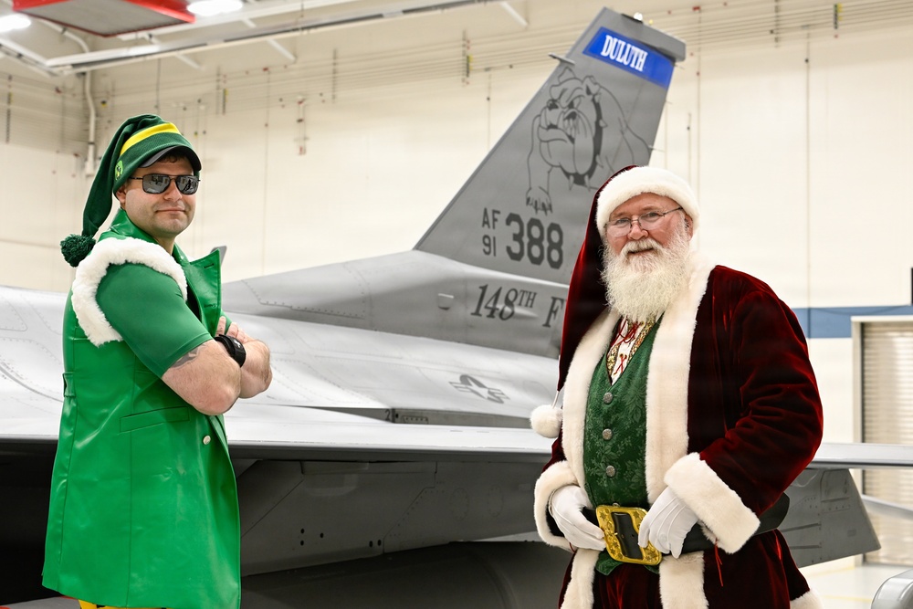 Santa visits the 148th Fighter Wing