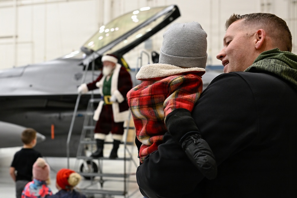 Santa visits the 148th Fighter Wing