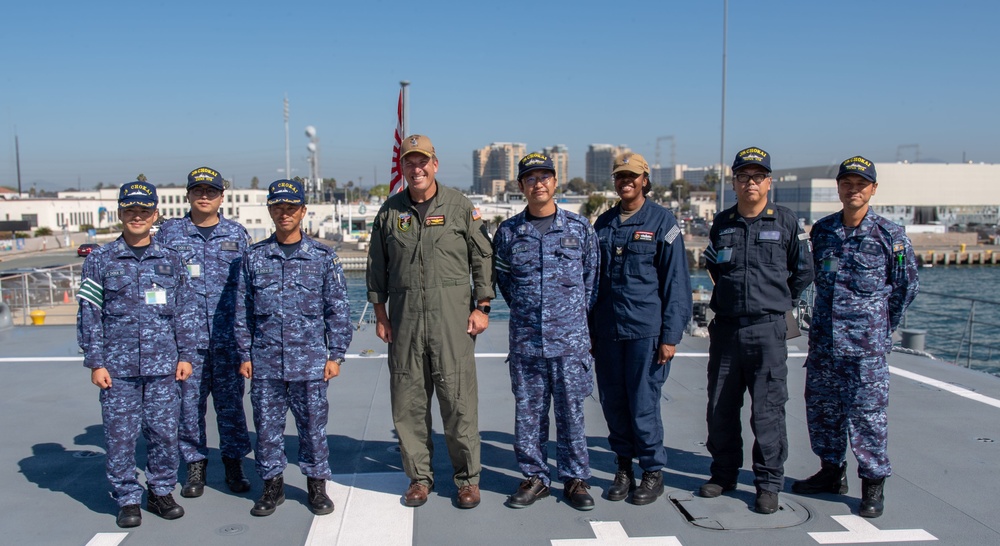 USS Essex’s commanding officer tours JS Chokai (DDG-176)