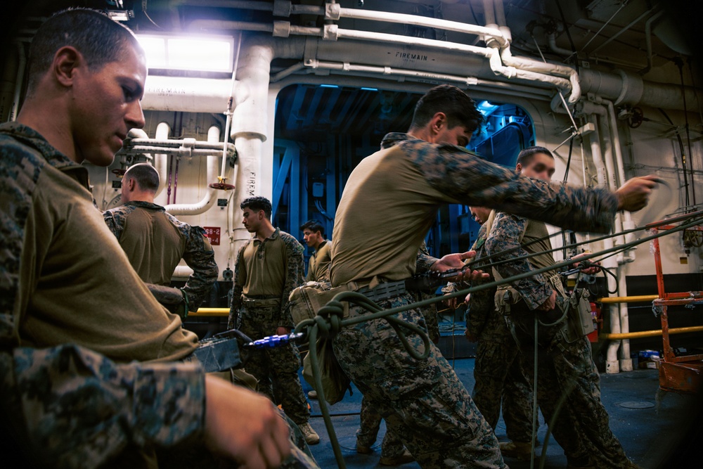31st MEU | Maritime Raid Force conducts rappelling class