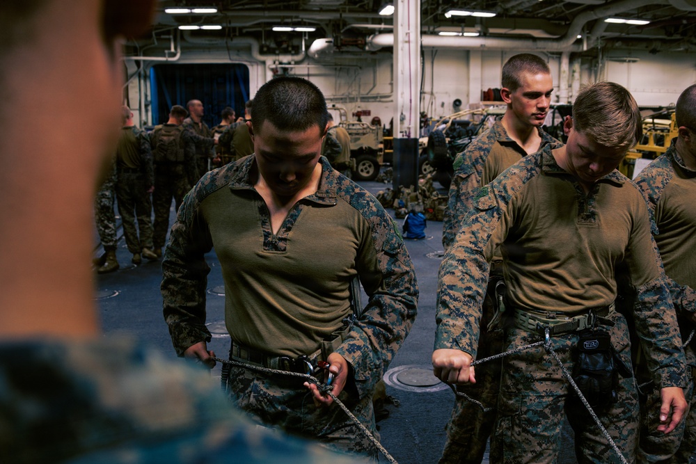 31st MEU | Maritime Raid Force conducts rappelling class