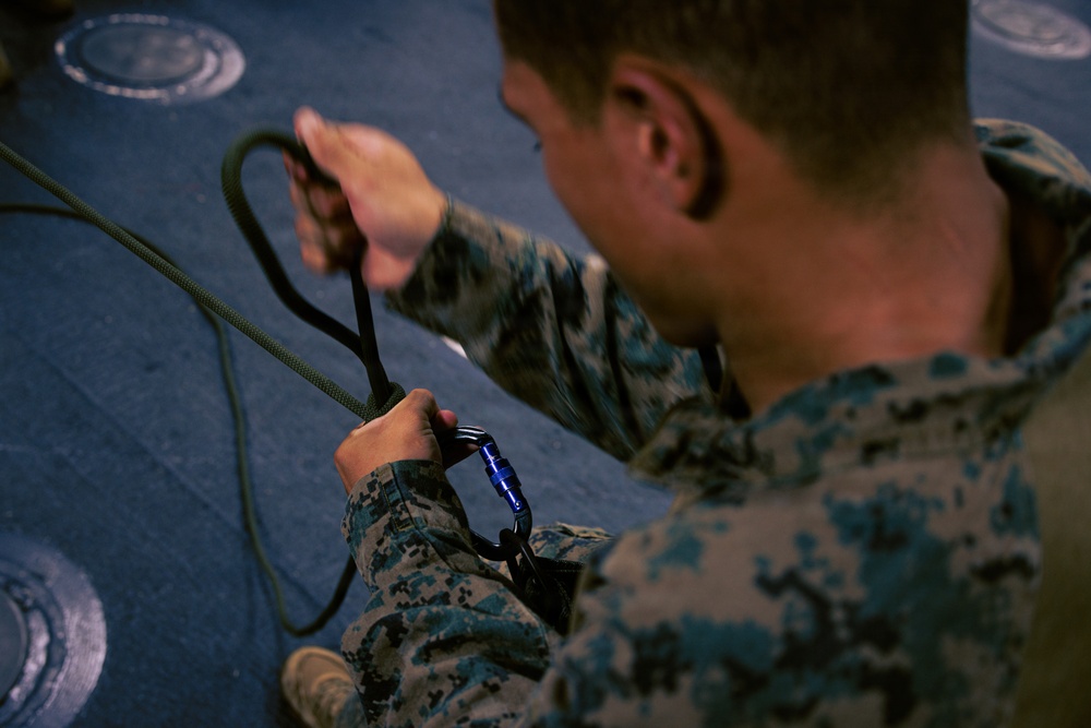 31st MEU | Maritime Raid Force conducts rappelling class