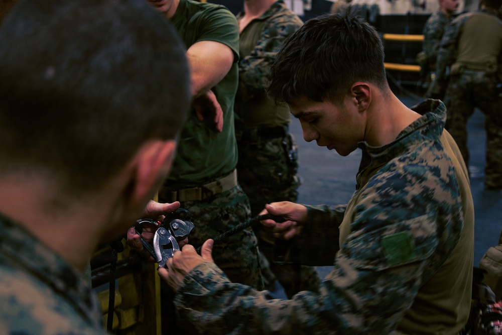 31st MEU | Maritime Raid Force conducts rappelling class