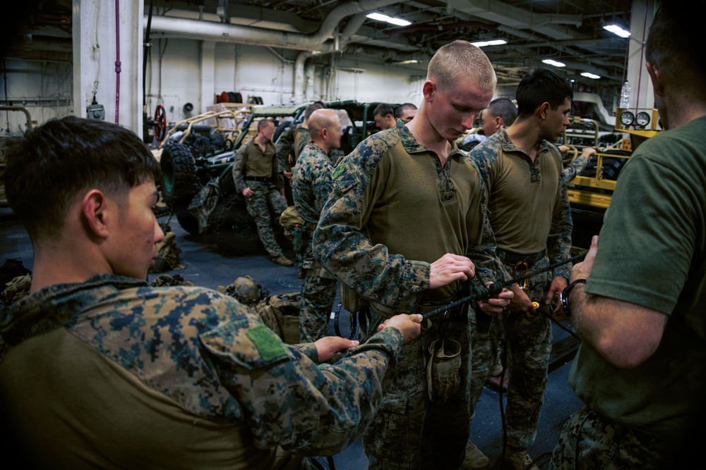 31st MEU | Maritime Raid Force conducts rappelling class