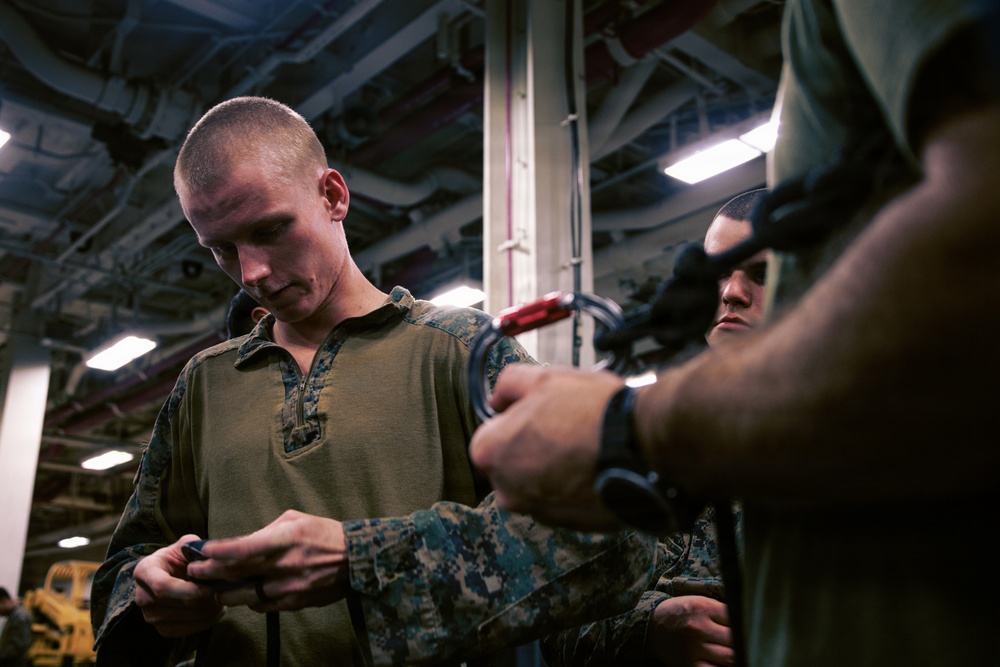 31st MEU | Maritime Raid Force conducts rappelling class