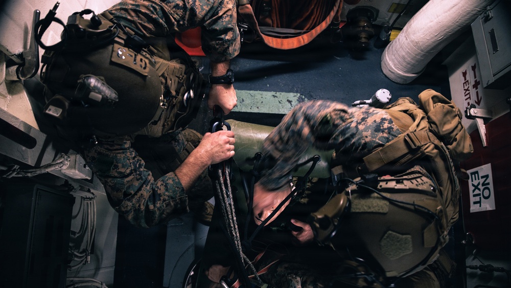31st MEU | Maritime Raid Force confined space CASEVAC drills aboard USS Tripoli