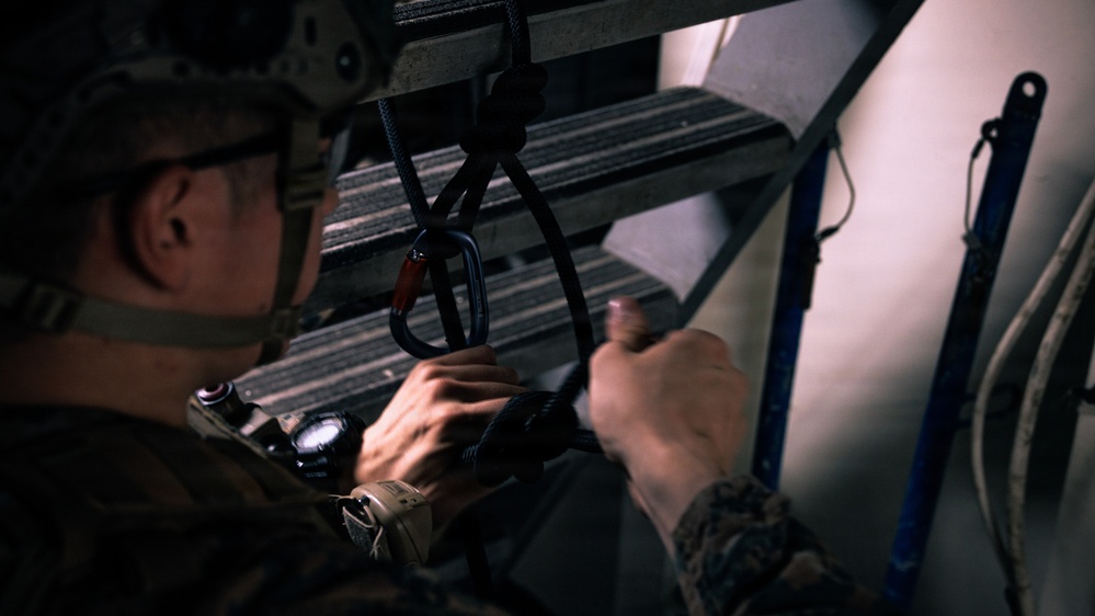 31st MEU | Maritime Raid Force confined space CASEVAC drills aboard USS Tripoli