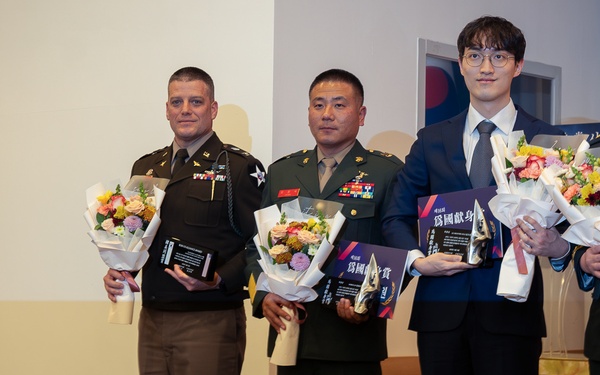 2nd Combat Aviation Brigade Receives U.S.–ROK Alliance Award