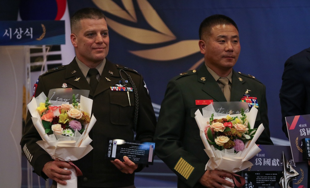2nd Combat Aviation Brigade Receives U.S.–ROK Alliance Award